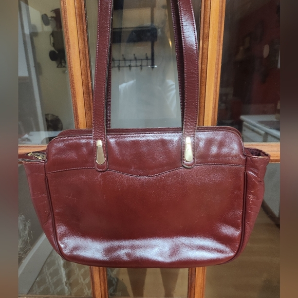 Brown Shoulder Bag with Glossy Finish and Elegant Design - Picture 3 of 11